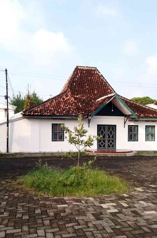 Salah satu bangunan yang berada di bagian depan Ndalem Mangkubumen (Dokpri Agustina)