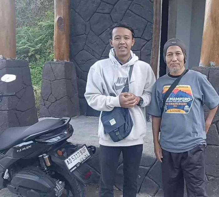 Berfoto bersama Mas Luki, petugas wisata yang ramah dan santun (Dokumentasi pribadi: Isti Yogiswandani)