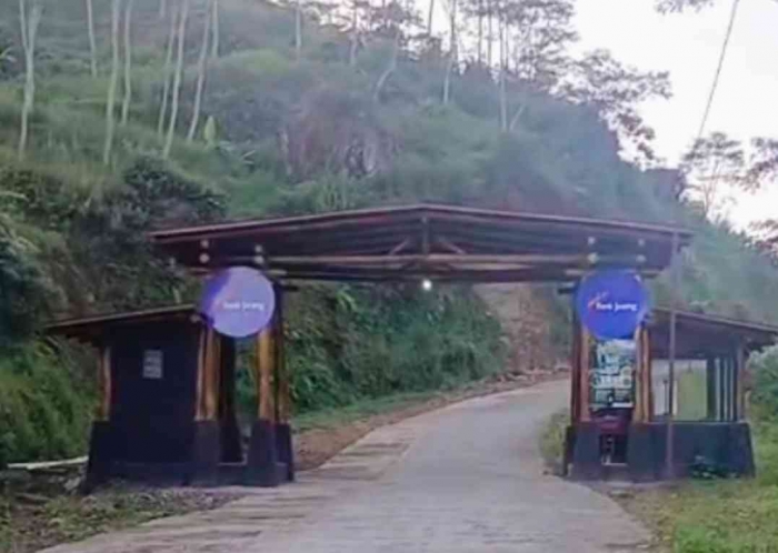 Gerbang loket utama menuju Ngargoyoso waterfall (Dokumentasi pribadi: Isti Yogiswandani)
