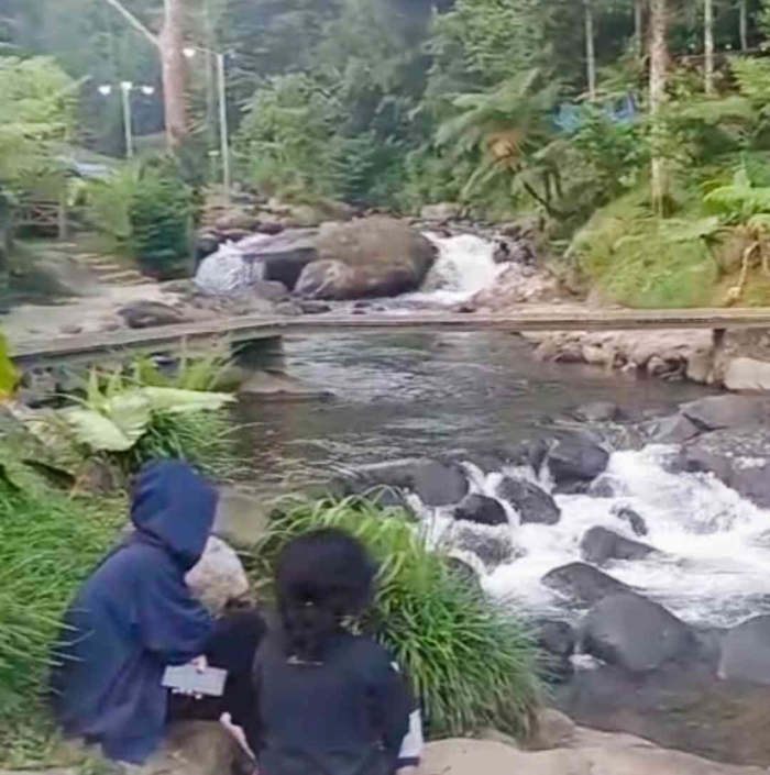 Duduk di tepi sungai, menikmati keindahan dan kedamaian alam yang masih asli(Dokumentasi pribadi: Isti Yogiswandani)
