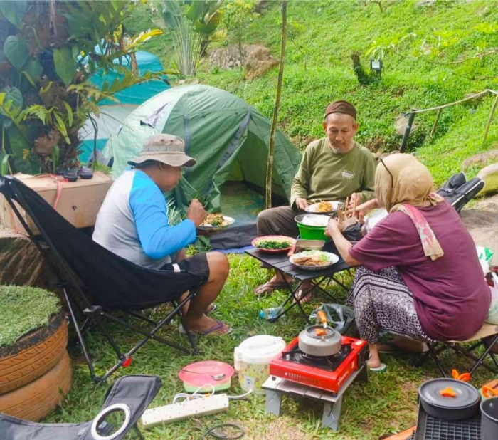 Makan bersama untuk meredakan kedongkolan dan merecharge energi yang terkuras(Dokumentasi pribadi: Isti Yogiswandani)