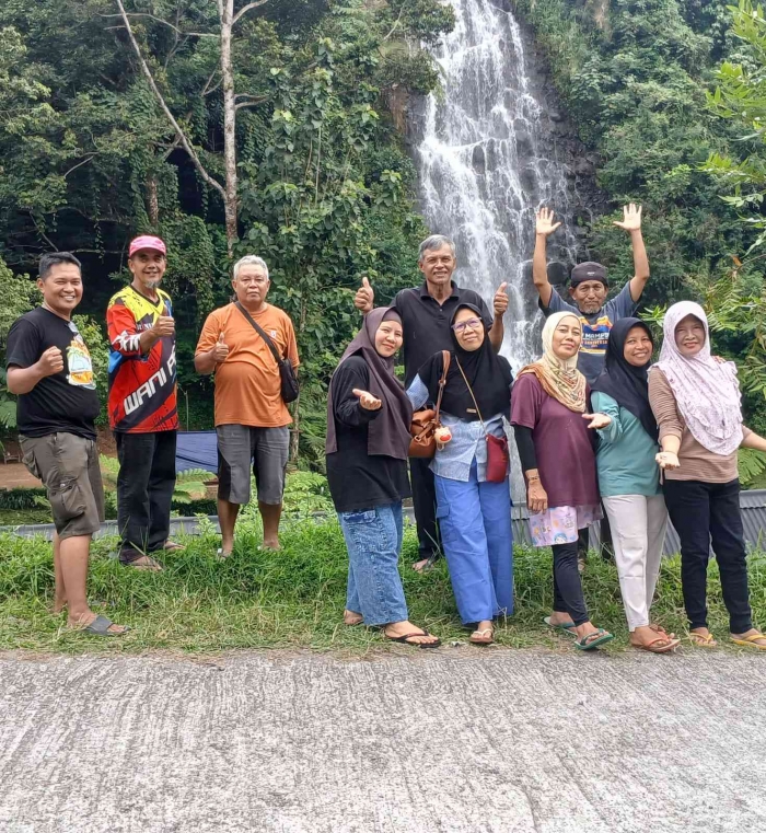 Foto rame-rame di depan air terjun(Dokumentasi pribadi: Isti Yogiswandani)
