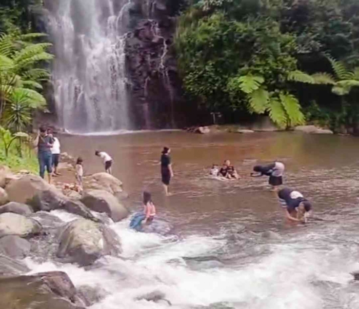Asyik nya ciblon bareng di bawah air terjun Ngargoyoso (Dokumentasi pribadi: Isti Yogiswandani)
