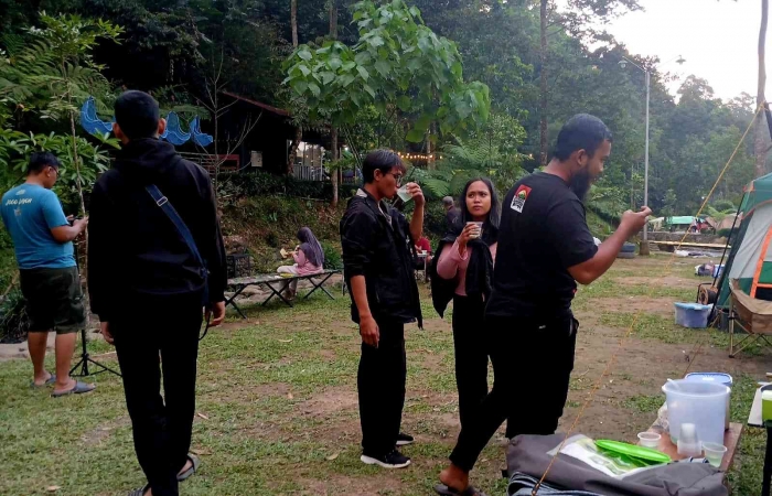 Om Cholis dan rombongan baru datang, menikmati