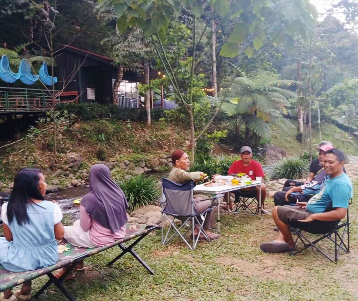 Makan bersama, kebersamaan yang tidak terpengaruh naiknya dolar, hihihi (Dokumentasi pribadi: Isti Yogiswandani)