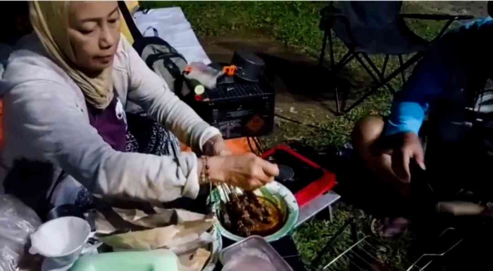Yuk bakar sate dulu(Dokumentasi pribadi: Isti Yogiswandani)