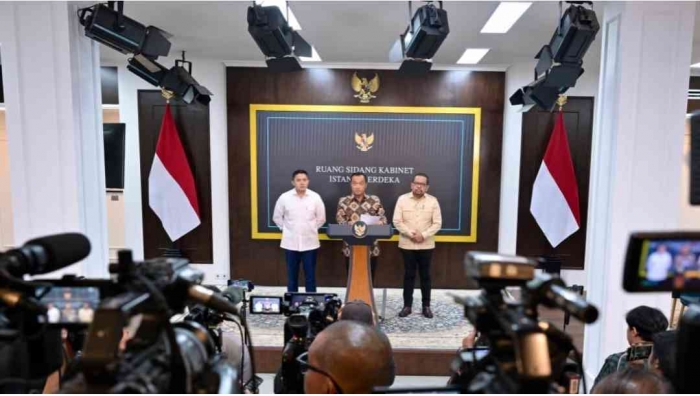 Menteri Sekretaris Negara Prasetyo Hadi didampingi Sekretaris Kabinet Teddy Indra Wijaya dan Kepala Badan Komunikasi Pemerintah Muhammad Qodari member