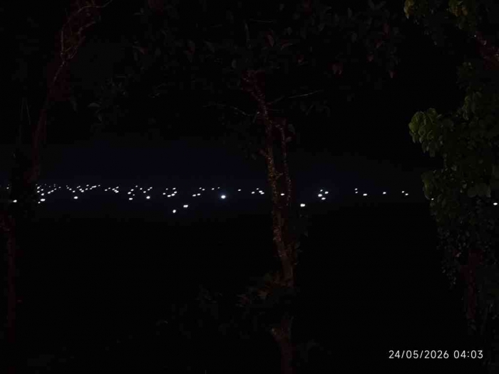 Lampu-lampu keramba jaring apung di Teluk Pacitan. (Dokumen pribadi)