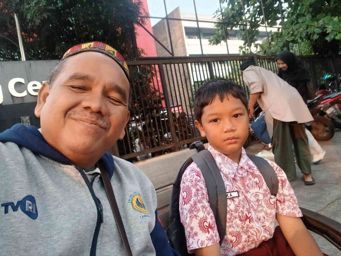 omjay dan murid SD di depan hal bus UNJ/dokpri