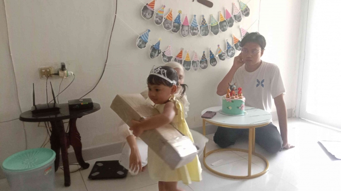 Tata dapat kado ultah dari nenek/dokpri