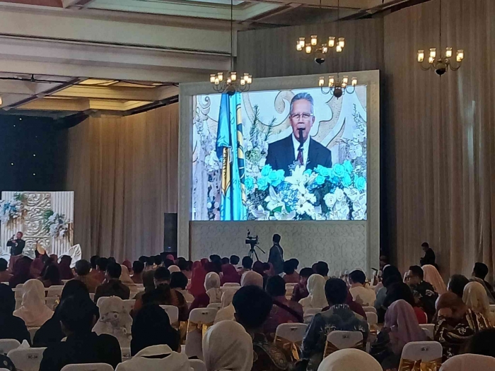 Prof Totok Bintoto di acara wisuda smp labschool/dokpri