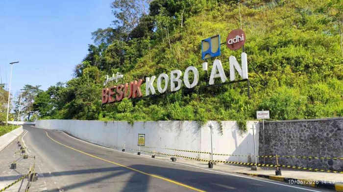 Talud setinggi 3 m di sisi barat. (Dokumen pribadi)