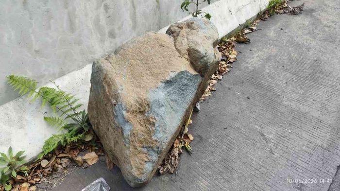 Batu yang jatuh longsor dari sisi utara tertahan di talud di sisi selatan. (Dokumen pribadi)