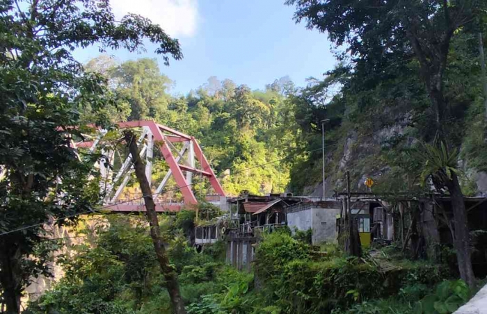 Ujung timur Jembatan Besuk Kobo'an dan warung-warung yang tidak boleh buka lagi. (Dokumen pribadi)