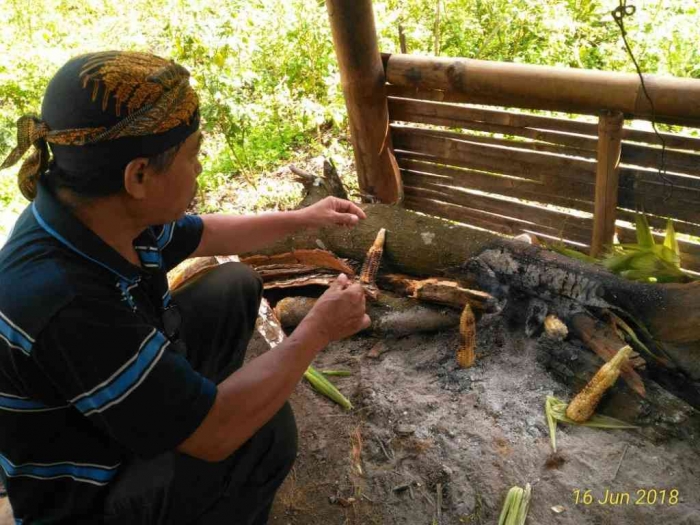 Menikmati jagung bakar. (Dokumen pribadi)