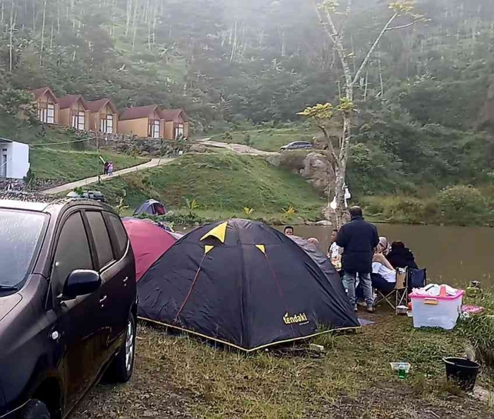 Camping di tepi Telaga Wangi, kendaraan bisa parkir di lokasi (Dokumentasi pribadi: Isti Yogiswandani)