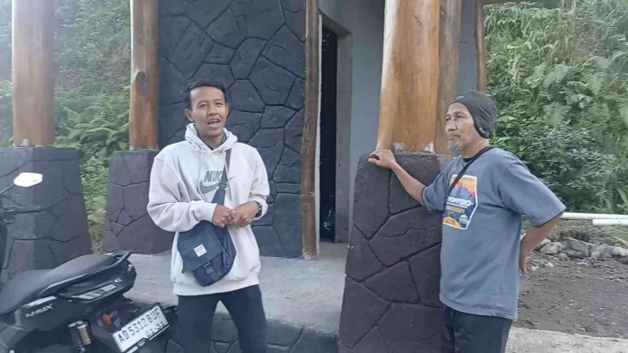Ngobrol dengan Mas Luki, petugas wisata di Ngargoyoso waterfall (Dokumentasi pribadi: Isti Yogiswandani)