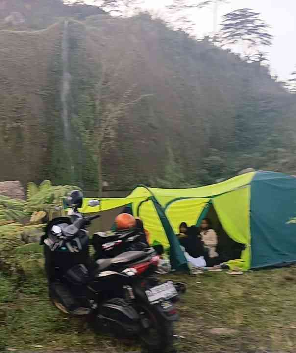 Camping di tepi telaga wangi Ngargoyoso (Dokumentasi pribadi: Isti Yogiswandani)