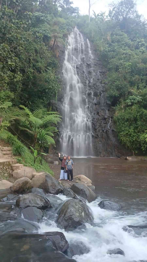 Mampir air terjun dulu sebelum lanjut ke telaga wangi (Dokumentasi pribadi: Isti Yogiswandani)