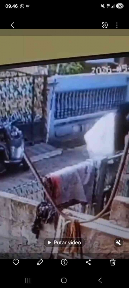Foto tangkap layar dari video kiriman tetangga di wa grup RT. Sumbet: Dokumentasi pribadi.