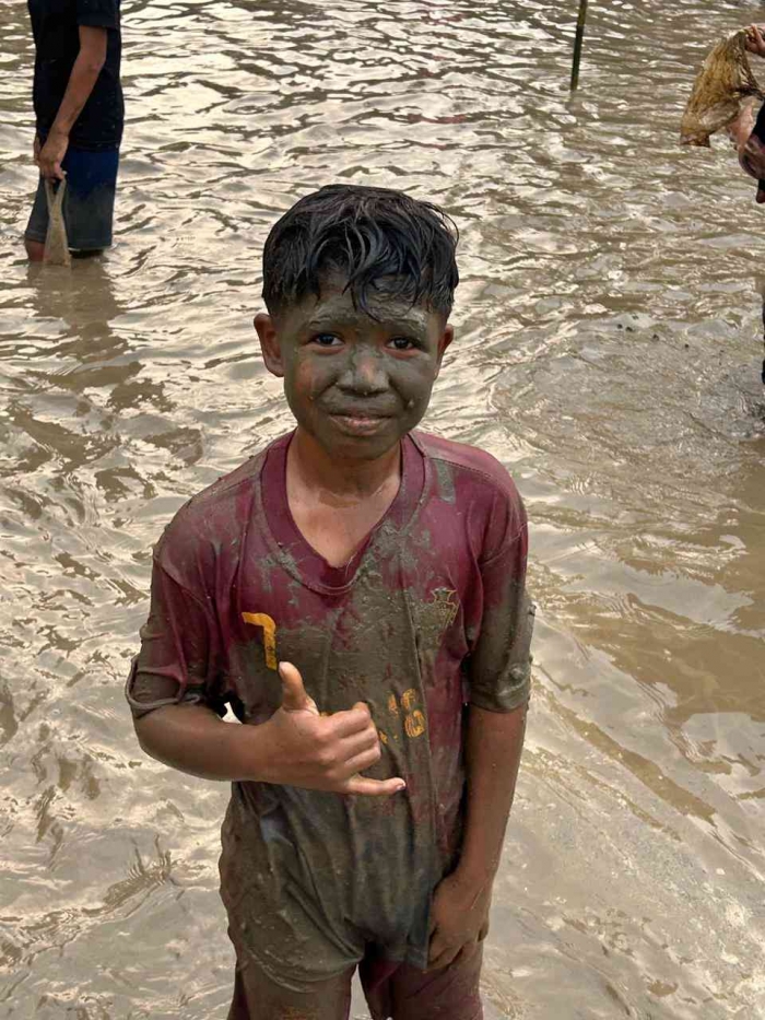 Kegiatan menangkap ikan di kolam lumpur. Sumber dokpri.