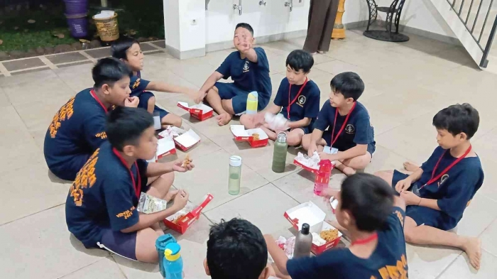 Makan bersama Regu Singa. Sumber dokpri.