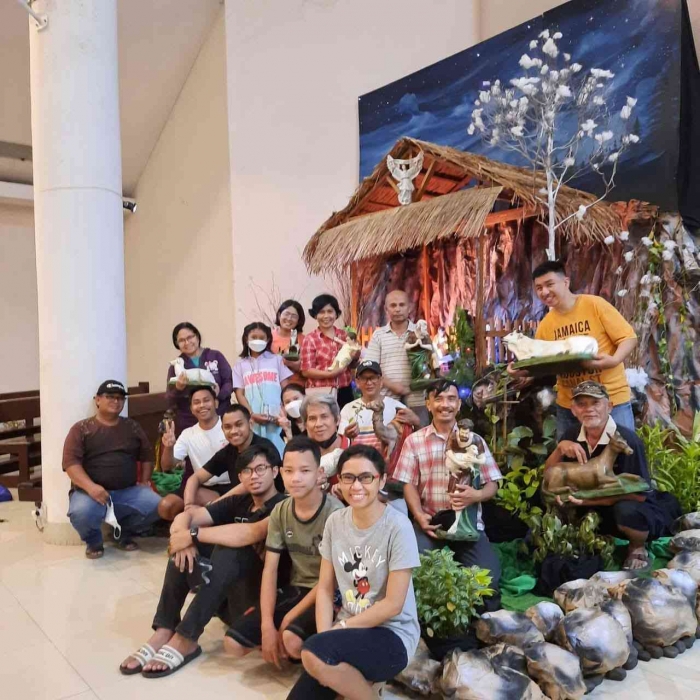 Toleransi saat membuat kandang Natal di Gereja Santa Helena paroki Curug. Sumber dokpri