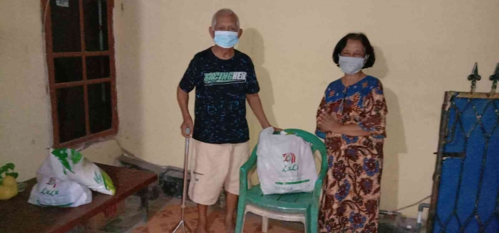 Berbagi sembako kepada lansia di Perumahan Binong Permai. Sumbet dokpri.