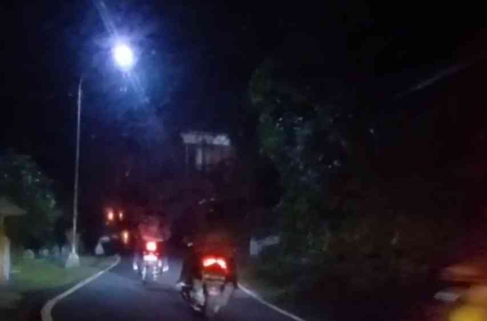 Kirab obor keliling telaga ngebel masih berlangsung (Dokumentasi pribadi: Isti Yogiswandani)