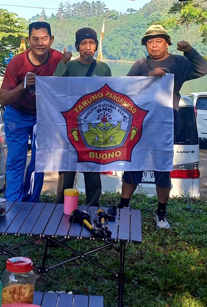 Alhamdulillah, akhirnya bisa juga camping di parkiran di tepi telaga ngebel (Dokumentasi pribadi: Isti Yogiswandani)