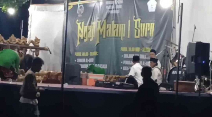 Acara ngaji malam 1 suro di parkiran masuk telaga ngebel (Dokumentasi pribadi: Isti Yogiswandani)