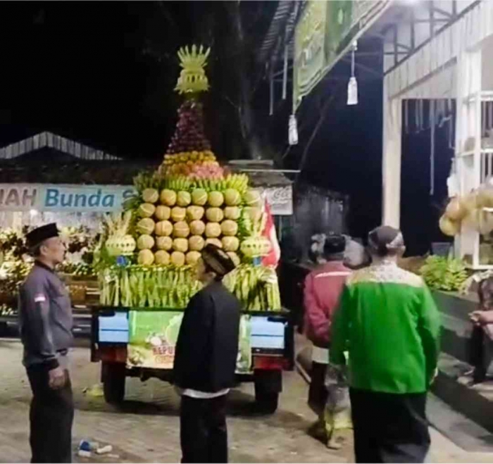 Melihat bocoran buceng buah durian di tempat parkir masuk telaga ngebel (Dokumentasi pribadi: Isti Yogiswandani)