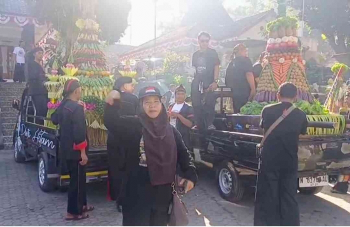 Buceng buah dan sayuran mulai memasuki halaman kantor kecamatan ngebel (Dokumentasi pribadi: Isti Yogiswandani)