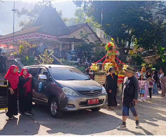 Aneka buceng berkumpul di halaman kecamatan ngebel (Dokumentasi pribadi: Isti Yogiswandani)