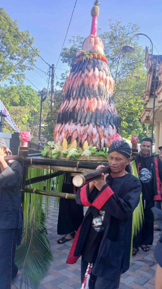 Buceng Ikan Segar yang unik dan banyak menarik perhatian pengunjung (Dokumentasi pribadi: Isti Yogiswandani)