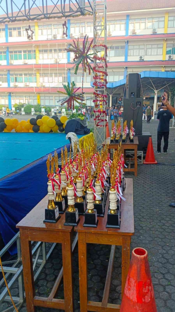 Piala penghargaan murid kreatif. Foto dokpri.