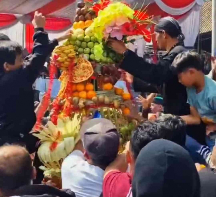 Pembagian buceng sambil sedikit berebut(Dokumentasi pribadi: Isti Yogiswandani)