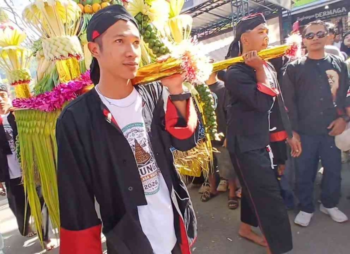 Buceng Desa Talun, membawa buah kolang-kaling (Dokumentasi pribadi: Isti Yogiswandani)