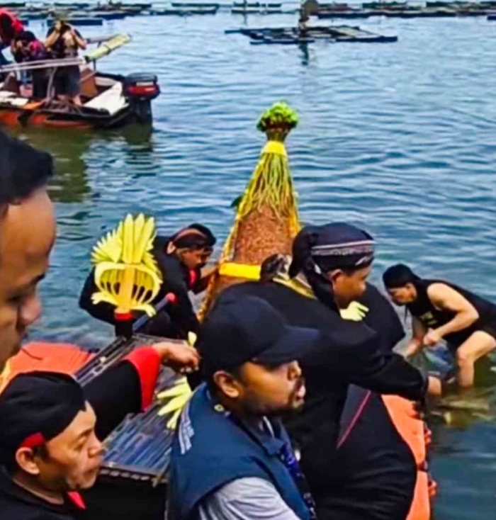 Larung buceng agung di telaga ngebel (Tangkapan layar video pemkab Ponorogo)