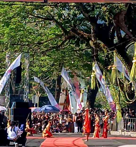 Tari gambyong dan Jathilan membuka acara larung telaga Ngebel (Dokumentasi pribadi: Isti Yogiswandani)