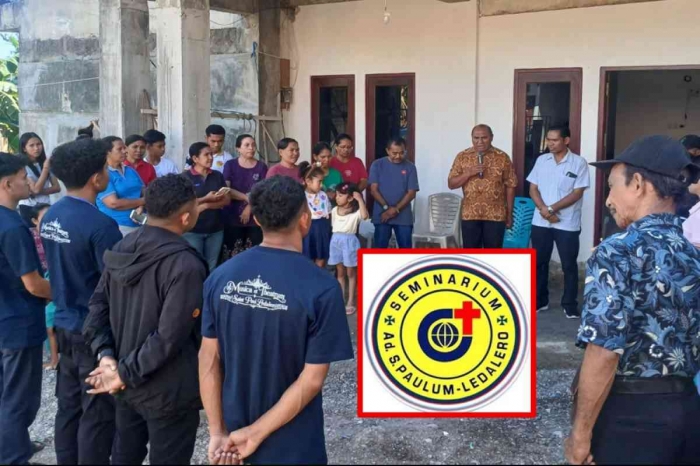 Para frater diterima di salah satu KUB Paroki Samara Tofa untuk live in dan katekese (dok: Gregorius Nafanu)