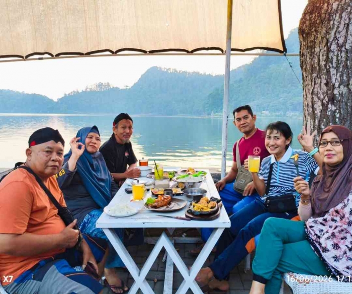 Maaf, saya lagi makan, harap dimaklumi kalau mempersembahkan pose terjelek, sementara yang lain termanis, hihihi (Dokumentasi pribadi)