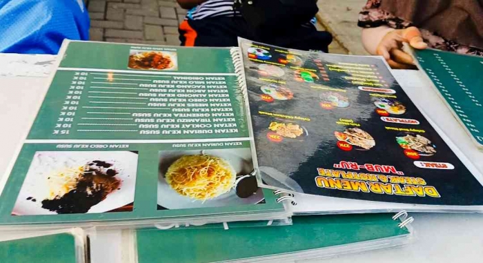Membolak balik daftar menu, mencari menu yang pas(Dokumentasi pribadi: Isti Yogiswandani)