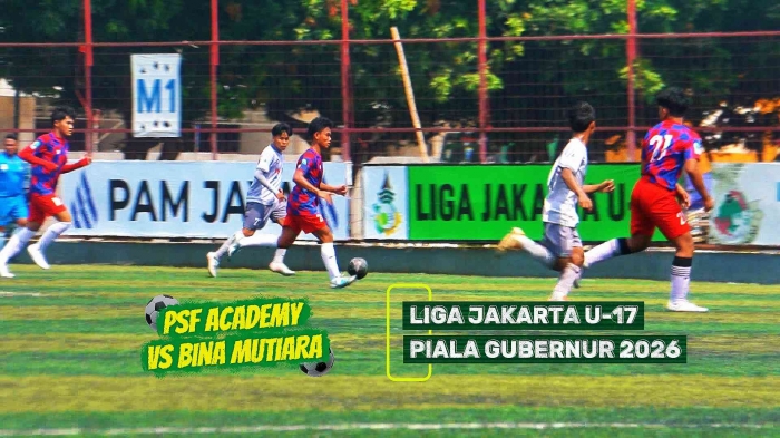 PSF Academy dan Bina Mutiara berlaga di lapangan rumput sintetis Pancoran Soccerr Field, Jakarta Selatan. Foto: Isson Khairul