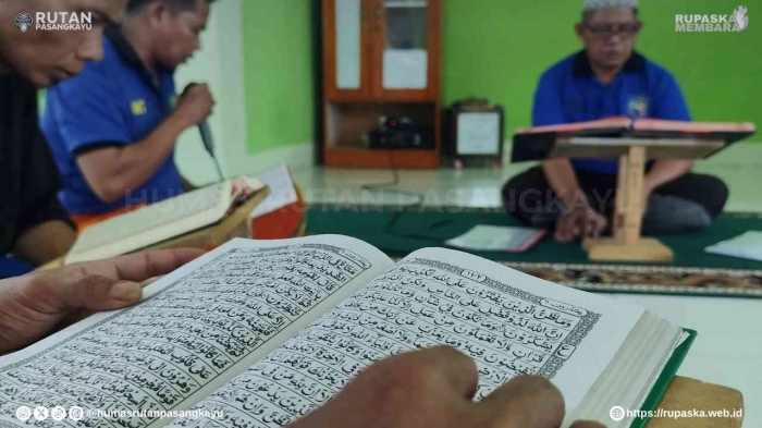 warga binaan bergantian melakukan tadarus Al-Quran