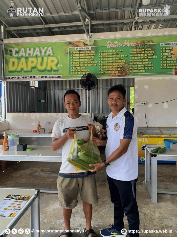 Penjualan Timun di rumah makan sekitar Rutan Pasangkayu