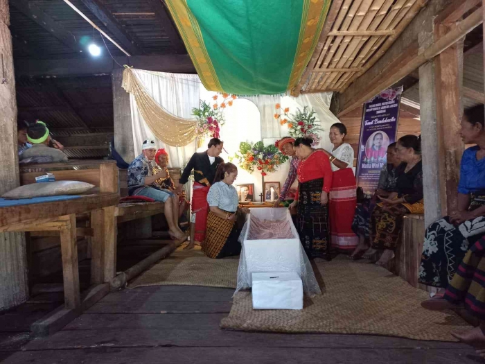 (istri dengan sarung nagekeo warna kuning bersama saudara-saudara di dekat peti mama, dokpri)