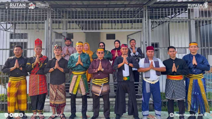 foto bersama petugas Rutan Pasangkayu seusai melaksanakan upacara hari keluarga nasiona ke-33 - Humas Rutan Pasangkayu