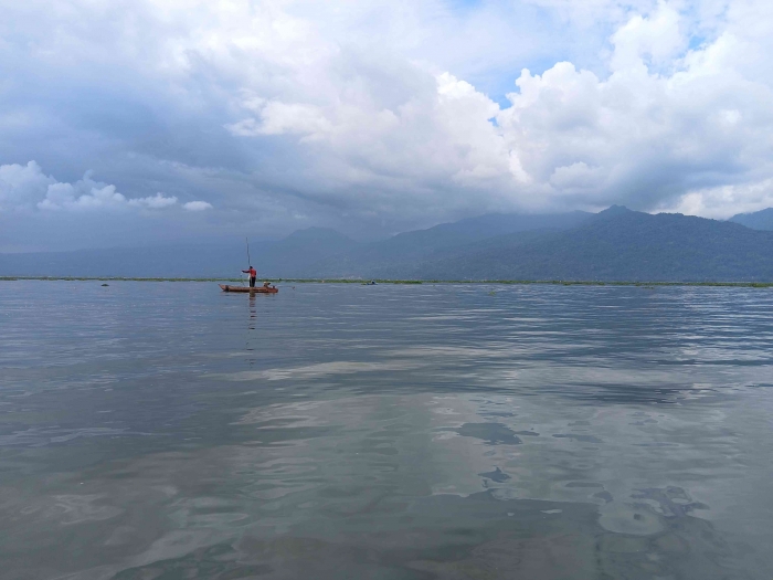 Suasana Rawa Pening sejuk dan mendamaikan yang dikelilingi pegunungan (dokumentasi pribadi)