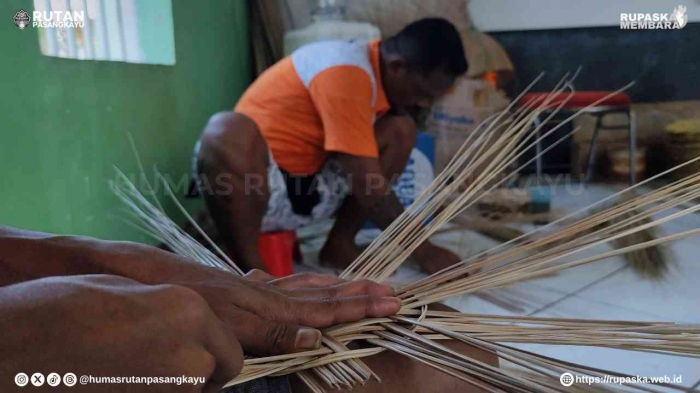 Warga Binaan membuat anyaman kerajinan di ruang pembinaan kemandirian